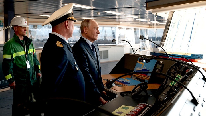 Путин посетил строящийся танкер-газовоз для проекта «Арктик СПГ — 2»